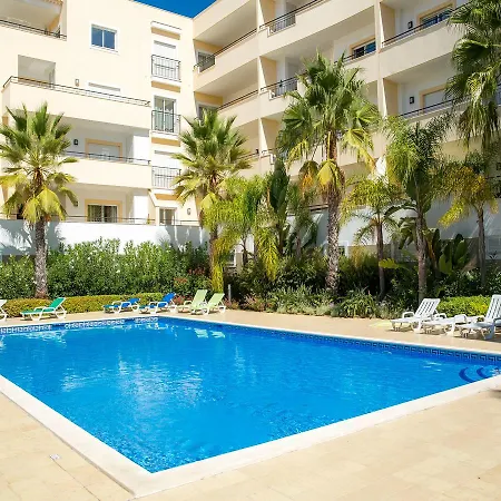 Apartment C04 - Pool View 3 Bed *