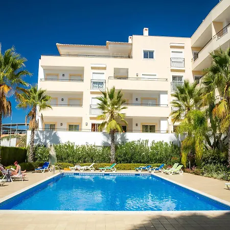 Apartment C04 - Pool View 3 Bed *